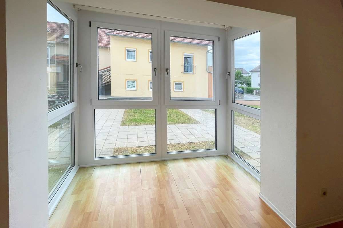 Titelbild Titelbild - Erdgeschosswohnung in 94315 Straubing mit 77m² kaufen