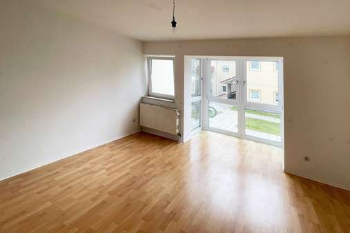 Blick ins Wohnzimmer Blick ins Wohnzimmer - Erdgeschosswohnung in 94315 Straubing mit 77m² kaufen