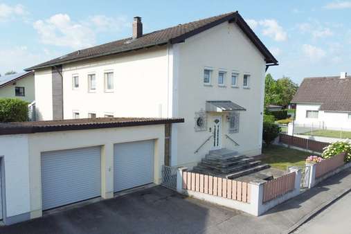 Garagenansicht Garagenansicht - Einfamilienhaus in 84130 Dingolfing mit 248m² kaufen