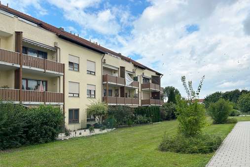 Außenansicht Gartenseite Außenansicht Gartenseite - Etagenwohnung in 94315 Straubing mit 61m² kaufen