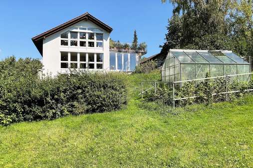 Gartenansicht mit Blick auf auf die großzügige Fensterfront - Einfamilienhaus in 94336 Hunderdorf mit 328m² kaufen