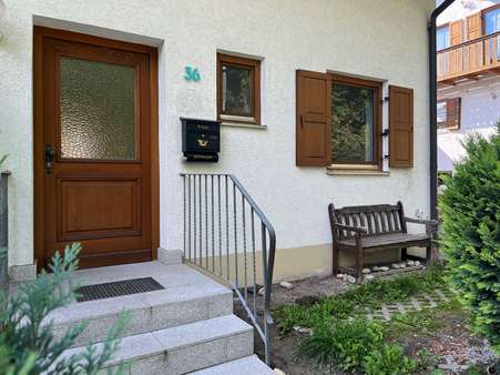 Hauseingang mit Gredbank - Doppelhaushälfte in 94405 Landau mit 145m² kaufen