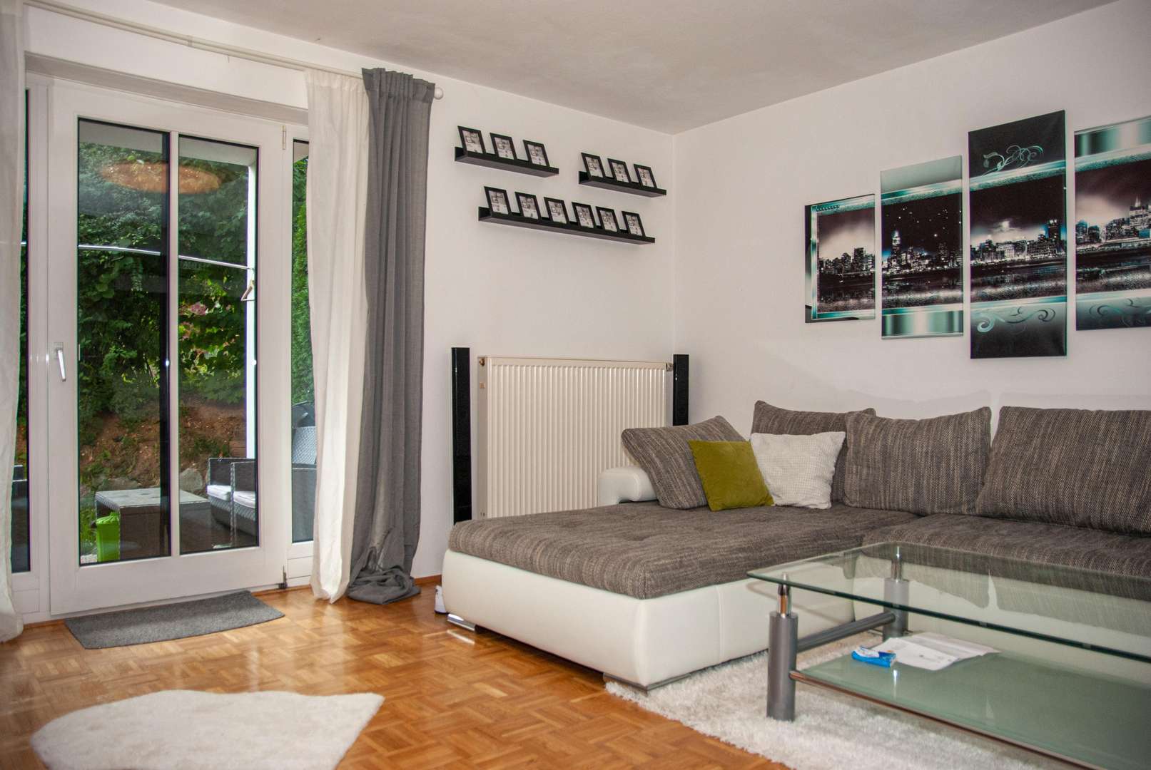 Titelbild - Wohnzimmer mit Zugang zur Terrasse - Erdgeschosswohnung in 94405 Landau mit 57m² kaufen