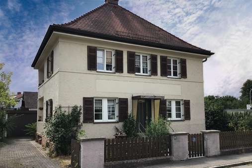 Vorderansicht mit Garage - Einfamilienhaus in 84130 Dingolfing mit 108m² kaufen