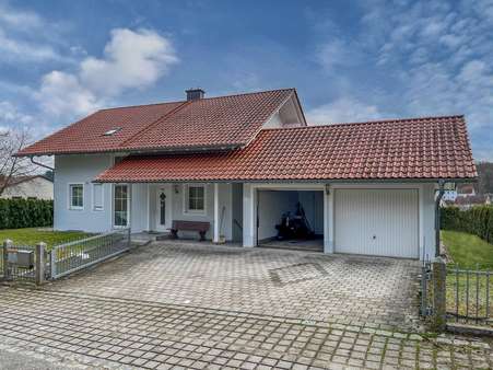 nördliche Außenansicht - Zweifamilienhaus in 94428 Eichendorf mit 130m² kaufen