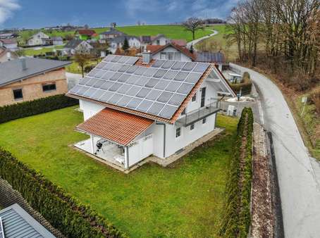 südöstliche Außenansicht - Zweifamilienhaus in 94428 Eichendorf mit 130m² kaufen