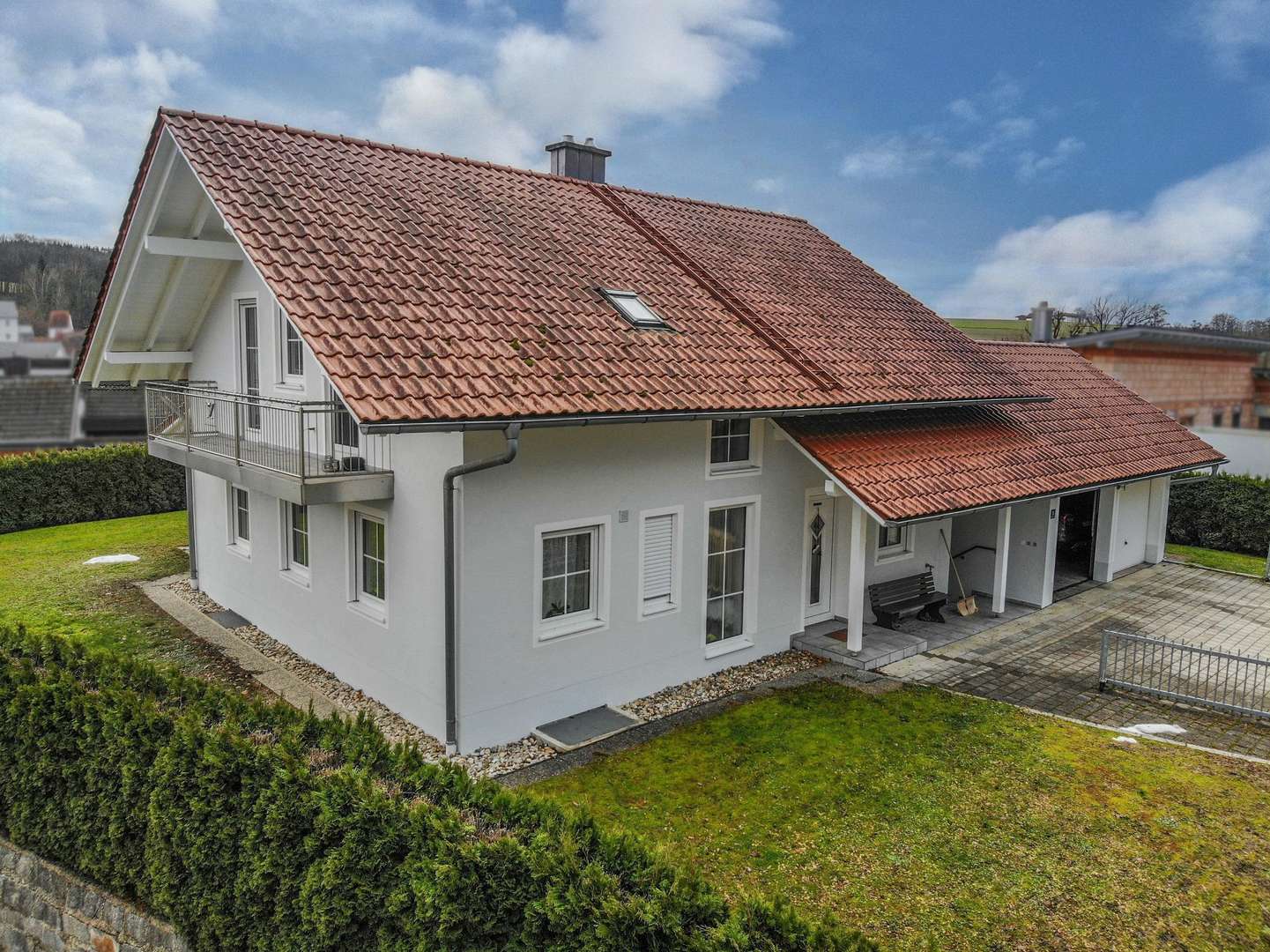 Titelbild - nordöstliche Außenansicht - Zweifamilienhaus in 94428 Eichendorf mit 130m² kaufen