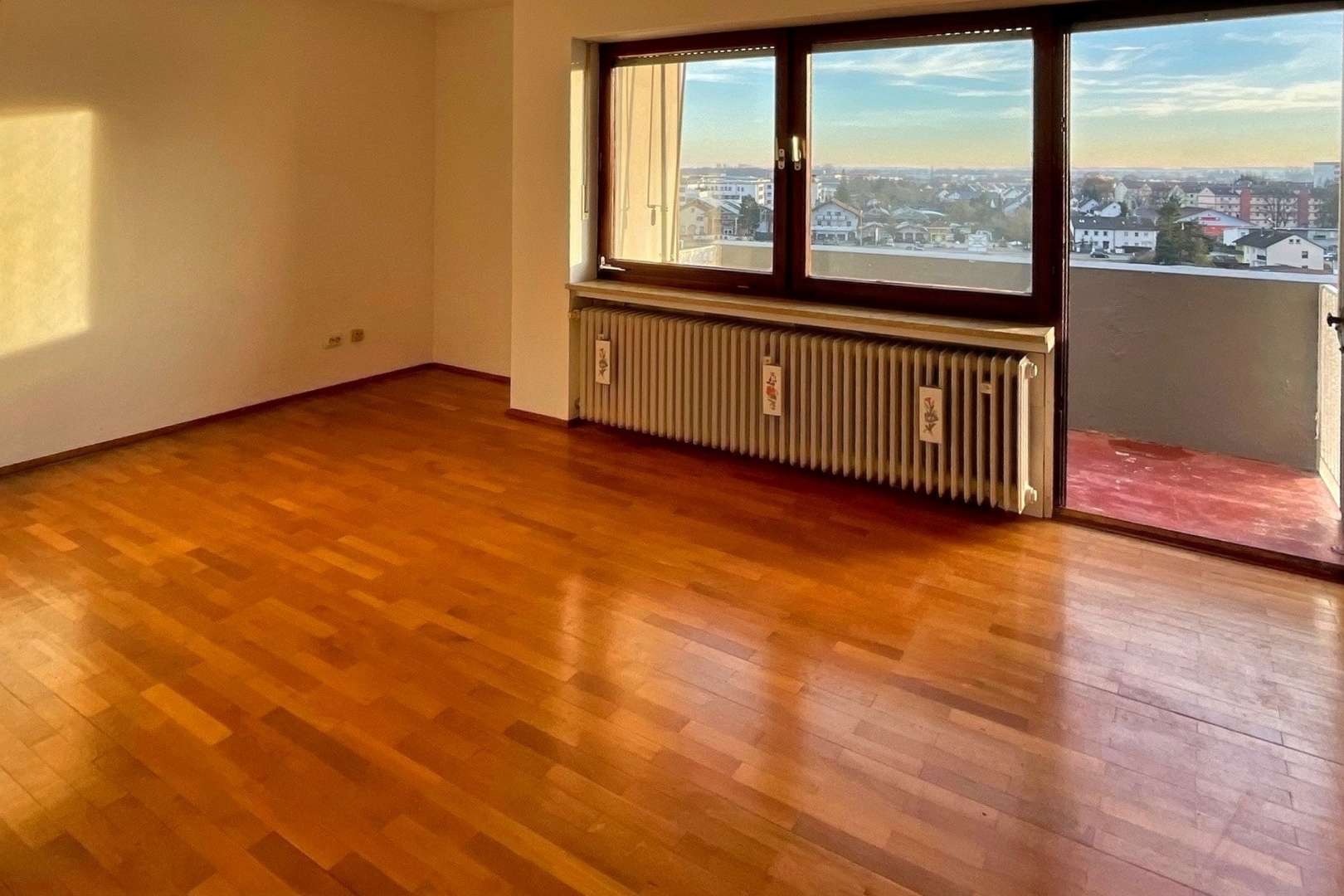 Titelbild - Wohnzimmer mit Zugang zum Balkon - Etagenwohnung in 94315 Straubing mit 50m² kaufen