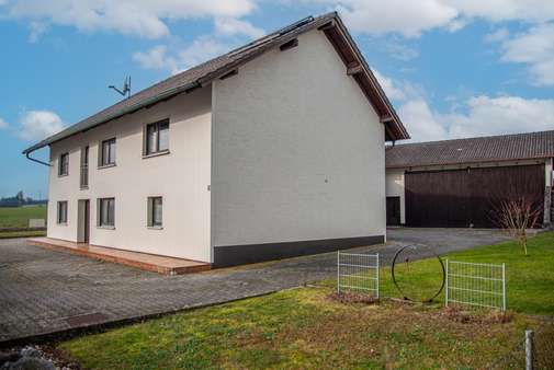 Wohnhaus mit Blick auf das Nebengebäude - Einfamilienhaus in 94428 Eichendorf mit 158m² kaufen