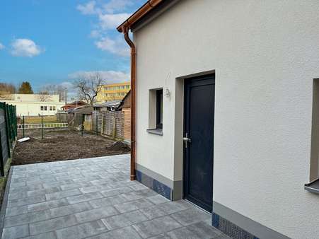 Terrasse mit Blick in den Garten - Reihenmittelhaus in 94405 Landau mit 86m² kaufen