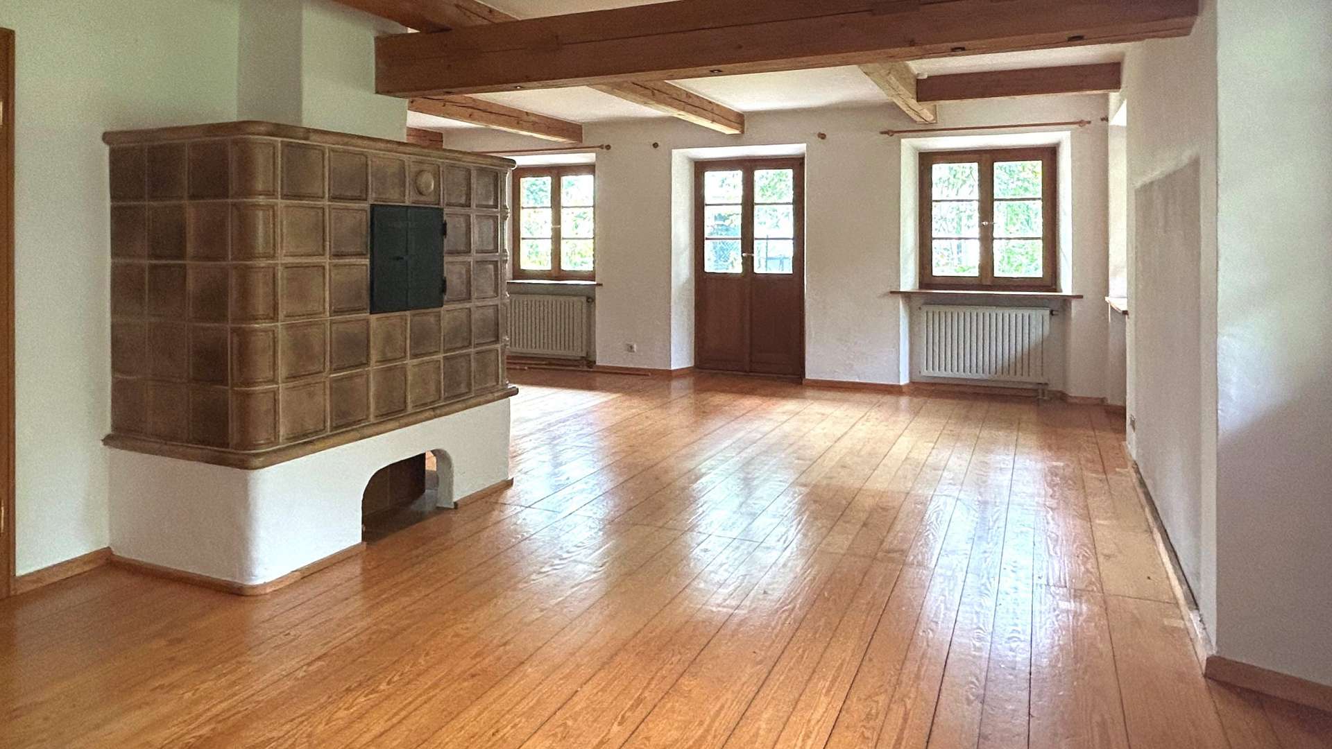 Titelbild - Wohnzimmer mit Kachelofen - Einfamilienhaus in 94327 Bogen mit 149m² kaufen