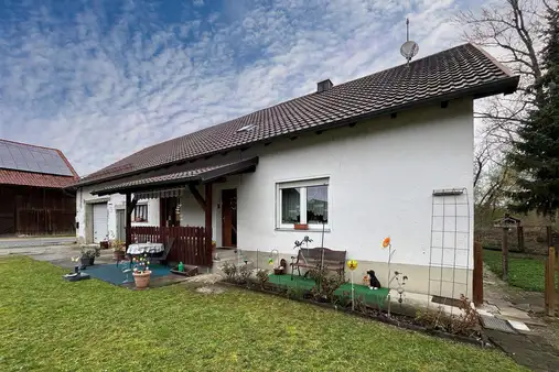 Obermotzing bei Aholfing - 3,5 km zur B8: Einfamilienhaus mit großen Garten