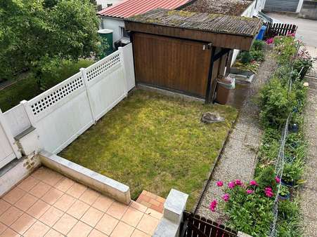 Blick vom Balkon auf Terrasse und Garten - Reihenmittelhaus in 94315 Straubing mit 95m² kaufen