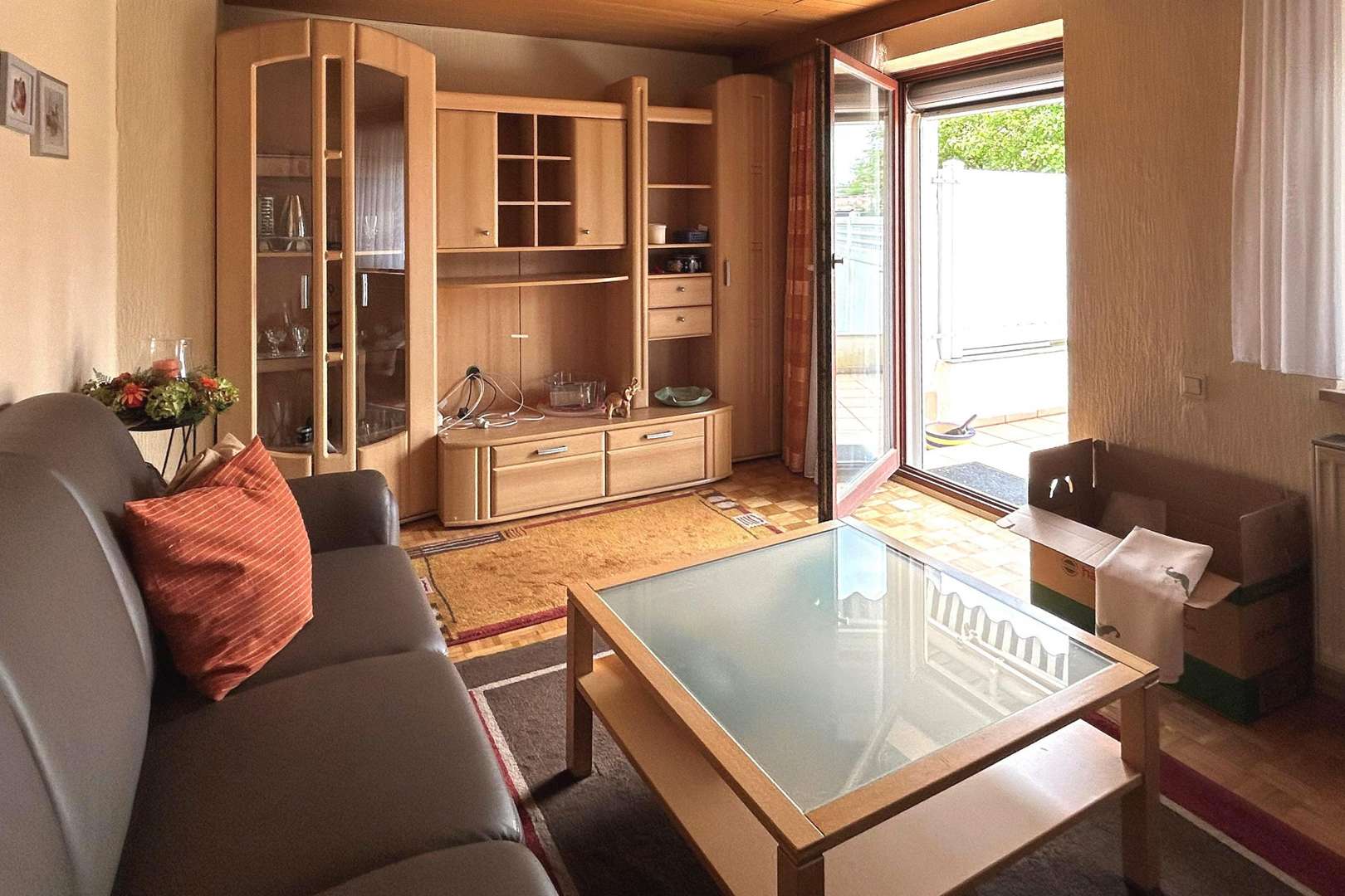 Titelbild - Wohnzimmer mit Terrassenzugang - Reihenmittelhaus in 94315 Straubing mit 95m² kaufen