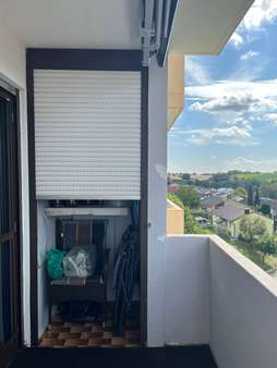 Balkon mit Stauraum und Beschattung - Etagenwohnung in 94405 Landau mit 80m² kaufen