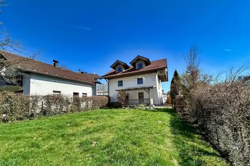 Wohnen mit Perspektive: Vielseitiges Zuhause mit separater Dachgeschosswohnung in Bogen