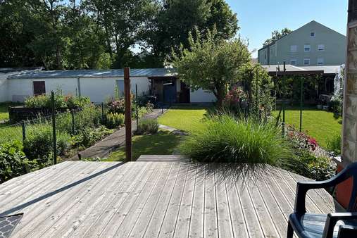 Blick von der Terrasse über den Garten Blick von der Terrasse über den Garten - Reihenmittelhaus in 84130 Dingolfing mit 84m² kaufen