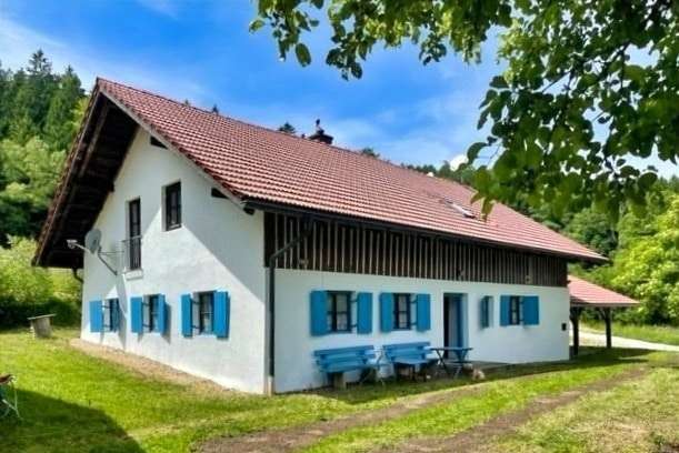 Titelbild Titelbild - Landhaus in 94505 Bernried mit 270m² kaufen