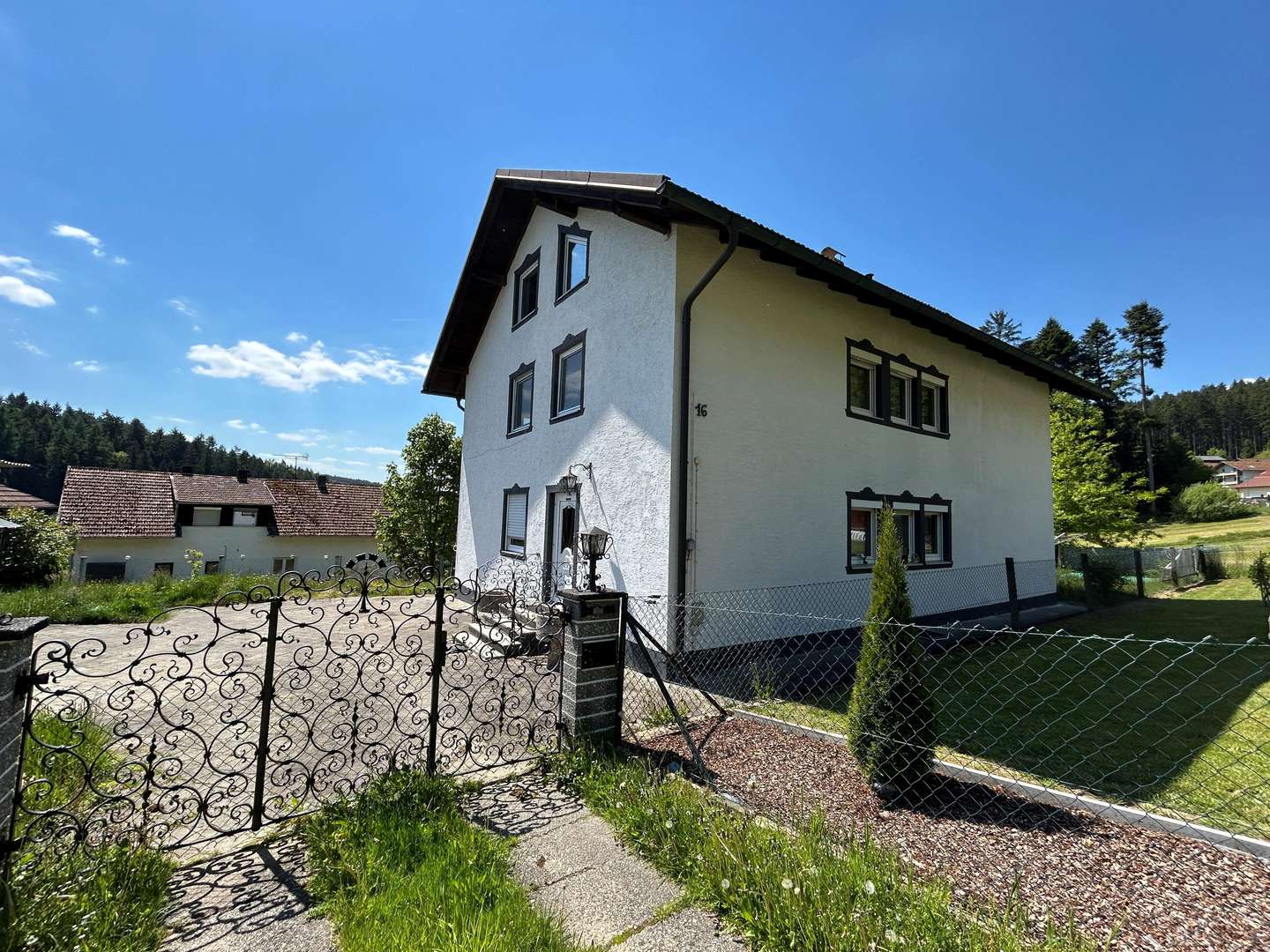 Titelbild Titelbild - Zweifamilienhaus in 93476 Blaibach mit 319m² kaufen