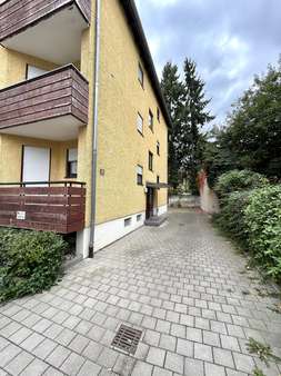 Hauseingang - Etagenwohnung in 93055 Regensburg mit 35m² kaufen