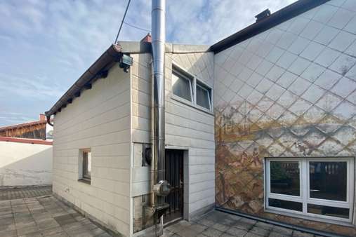 Außenansicht Edelstahlkamin - Mehrfamilienhaus in 84160 Frontenhausen mit 200m² kaufen