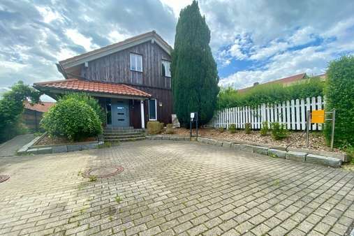 Stellplätze und Hauseingang Stellplätze und Hauseingang - Einfamilienhaus in 84168 Aham mit 159m² kaufen