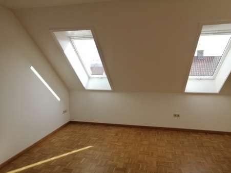 Zimmer - Dachgeschosswohnung in 84051 Essenbach mit 96m² mieten