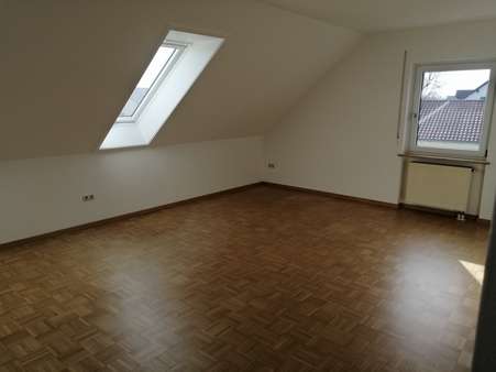 Zimmer - Dachgeschosswohnung in 84051 Essenbach mit 96m² mieten