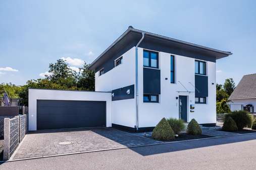 Außenansicht Straße - Einfamilienhaus in 84174 Eching mit 135m² kaufen
