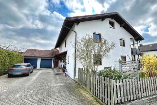 Außen - Westansicht - Doppelhaushälfte in 84323 Massing mit 139m² kaufen