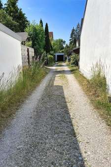 Zufahrt Zufahrt - Einfamilienhaus in 81739 München mit 110m² kaufen