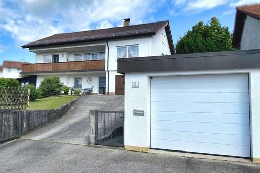 Außenansicht mit Garage - Einfamilienhaus in 84371 Triftern mit 167m² kaufen