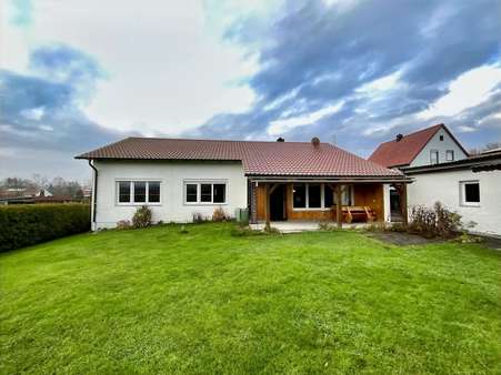 Blick zum Haus - Bungalow in 84069 Schierling mit 125m² kaufen