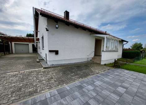Garage und Hauseingang - Bungalow in 84069 Schierling mit 125m² kaufen