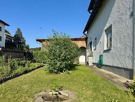 Vorgarten - Zweifamilienhaus in 93128 Regenstauf mit 160m² kaufen