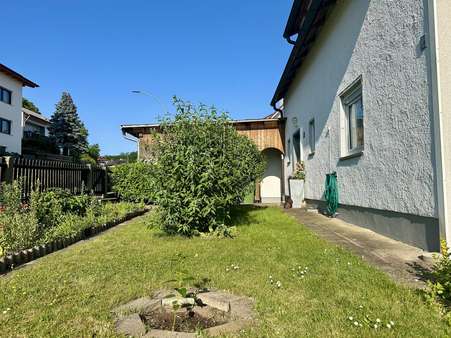 Vorgarten - Zweifamilienhaus in 93128 Regenstauf mit 160m² kaufen