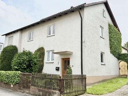 Ansicht von Nordosten - Zweifamilienhaus in 93083 Obertraubling mit 190m² kaufen