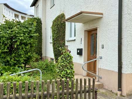 Blick zum Hauseingang - Zweifamilienhaus in 93083 Obertraubling mit 190m² kaufen