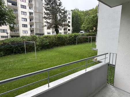 Blick vom Balkon - Erdgeschosswohnung in 93138 Lappersdorf mit 60m² kaufen
