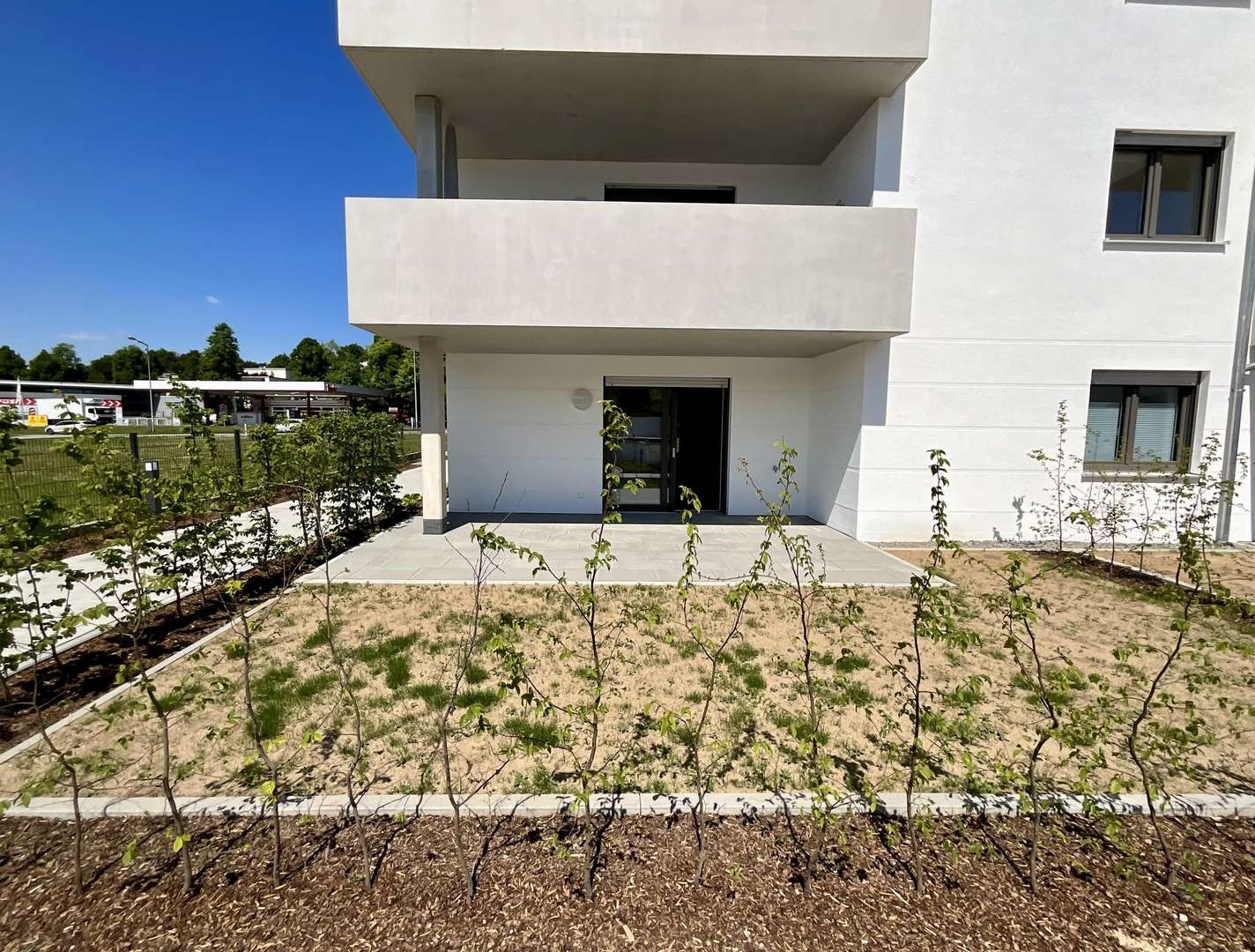 Blick zur Terrasse - Erdgeschosswohnung in 93059 Regensburg mit 68m² kaufen