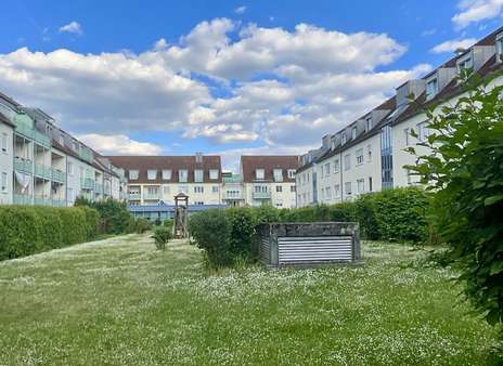 Blick in die Grünanlage - Dachgeschosswohnung in 93073 Neutraubling mit 72m² kaufen