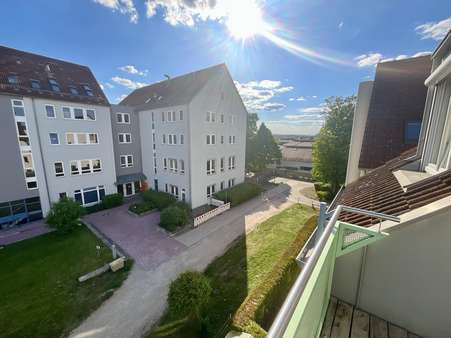 Blick vom Balkon - Dachgeschosswohnung in 93073 Neutraubling mit 72m² kaufen