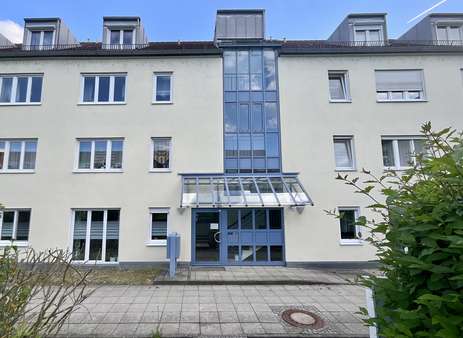 Blick zum Hauseingang - Dachgeschosswohnung in 93073 Neutraubling mit 72m² kaufen