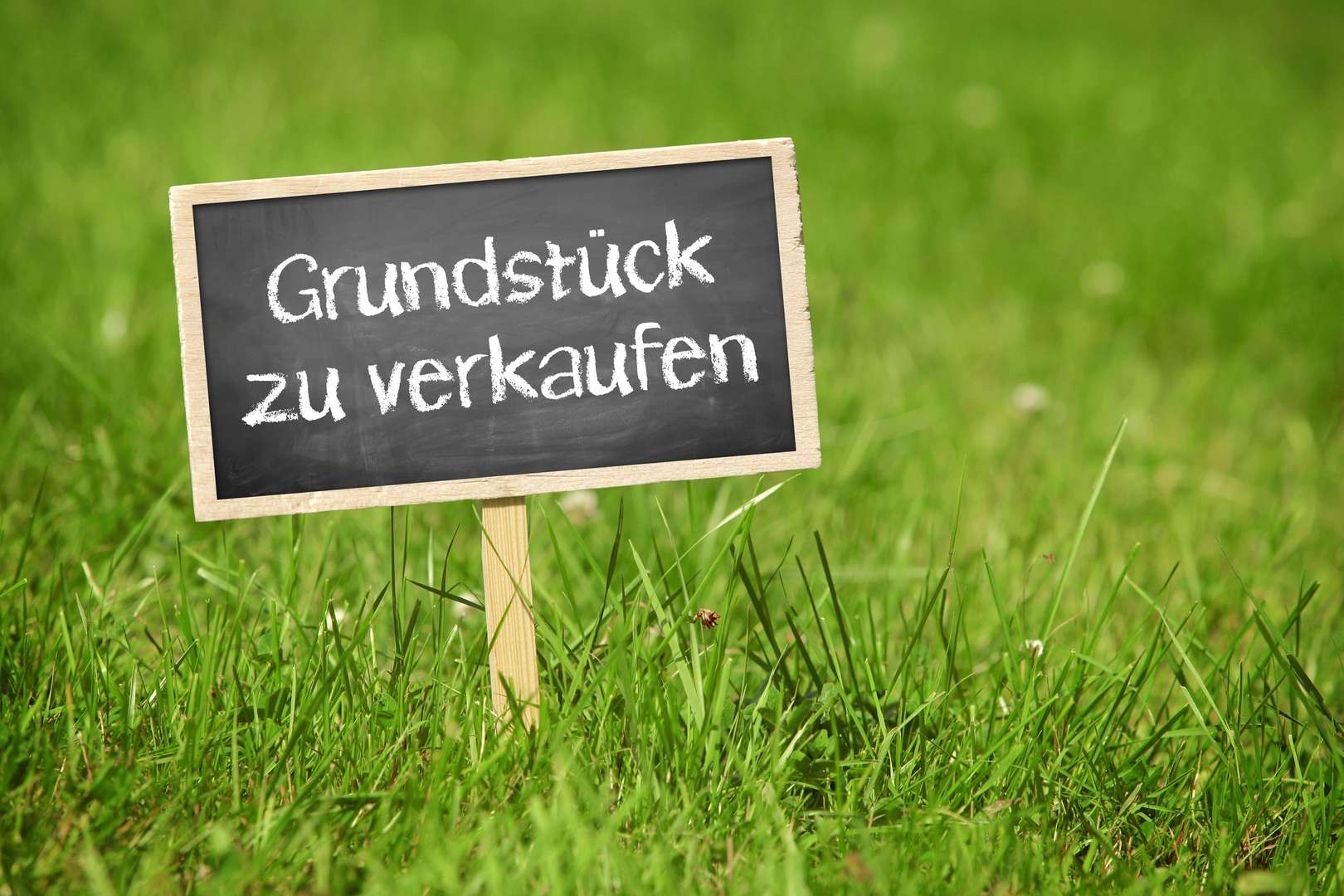 Symbolbild Symbolbild - Grundstück in 93057 Regensburg mit 780m² kaufen