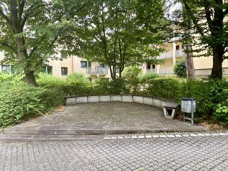 Sitzfläche im Gemeinschaftsgarten - Erdgeschosswohnung in 93053 Regensburg mit 19m² kaufen