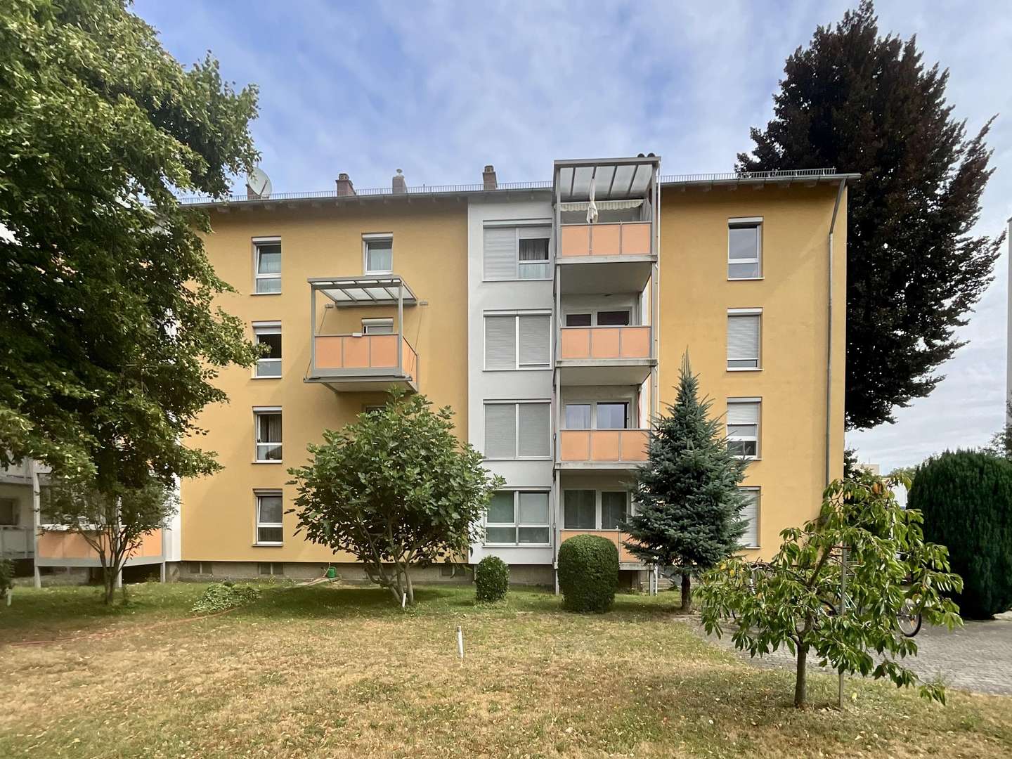 Hausansicht Hausansicht - Etagenwohnung in 93055 Regensburg mit 63m² kaufen