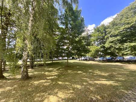 Blick in den Gemeinschaftsgarten - Etagenwohnung in 93049 Regensburg mit 74m² kaufen
