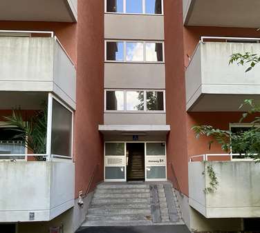 Hauseingang - Etagenwohnung in 93049 Regensburg mit 74m² kaufen