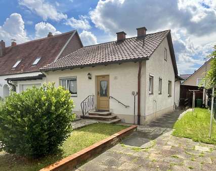 Blick zum Haus Blick zum Haus - Einfamilienhaus in 84069 Schierling mit 65m² kaufen