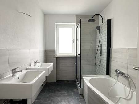 Bad mit Wanne und Dusche - Erdgeschosswohnung in 93109 Wiesent mit 114m² kaufen